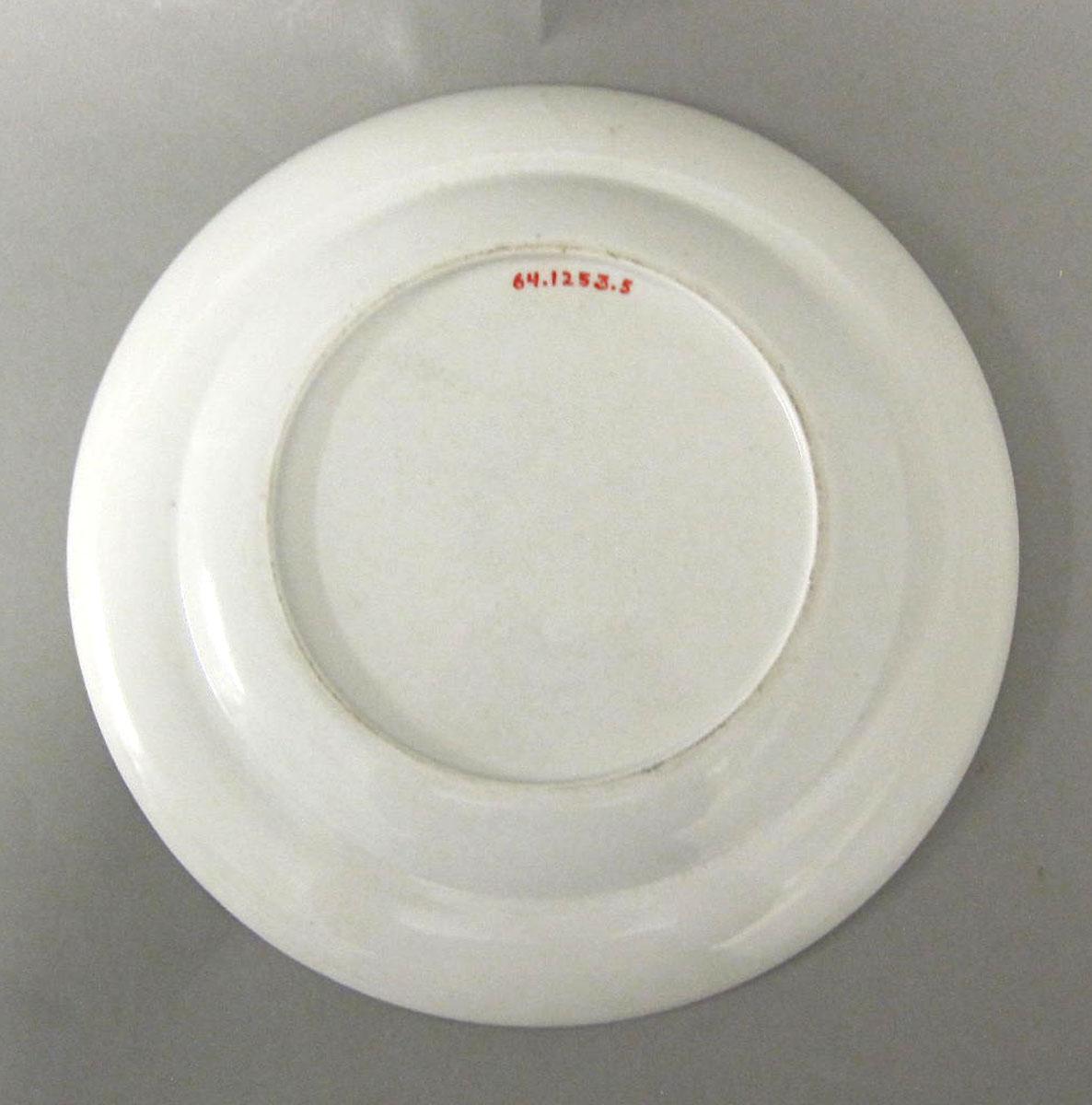 1964.1253.005 Porcelain plate underside