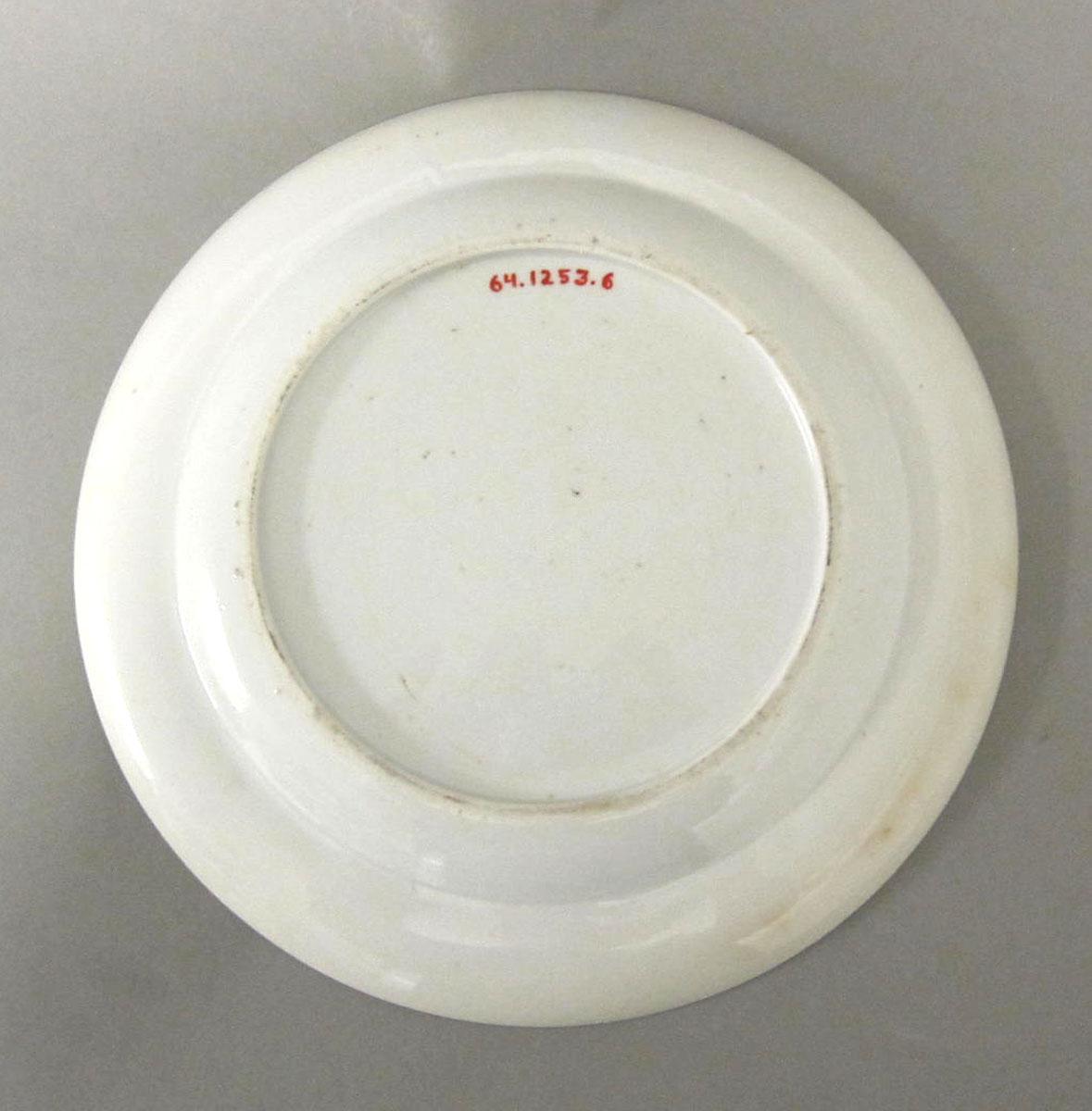 1964.1253.006 Porcelain plate underside