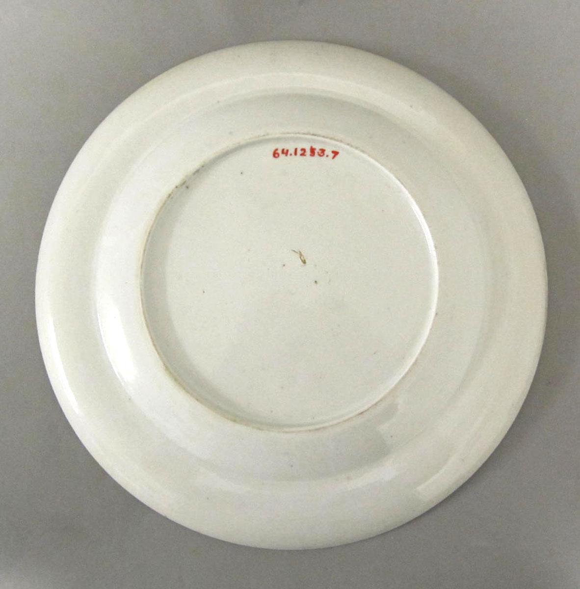 1964.1253.007 Porcelain plate underside