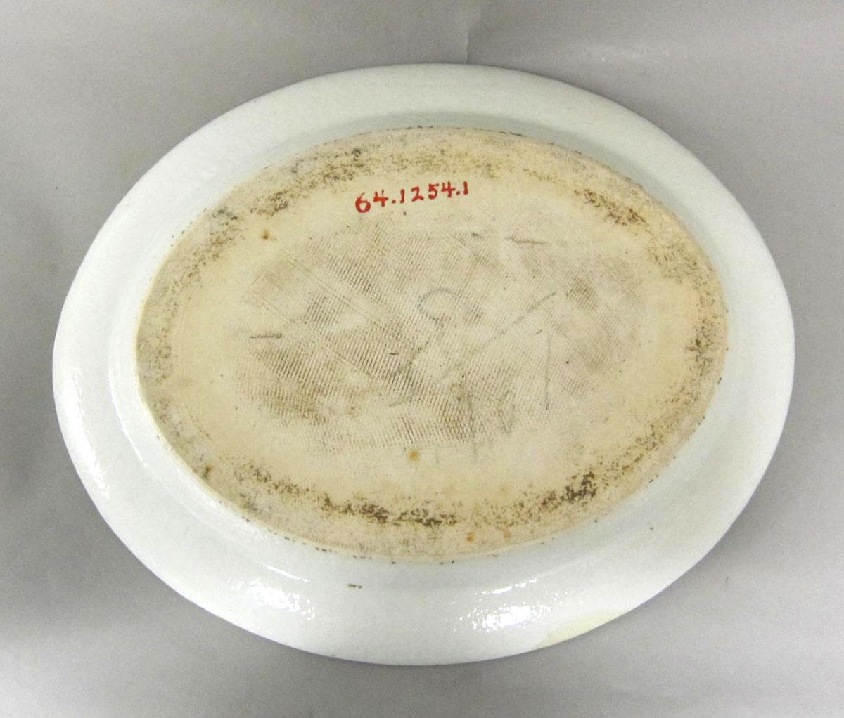 1964.1254.001 Porcelain platter underside