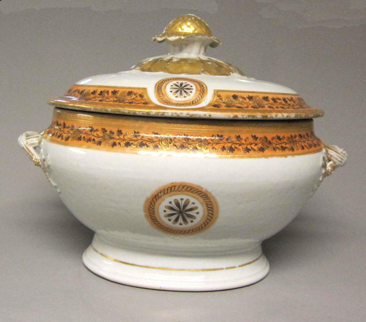 1964.1254.002 Porcelain tureen