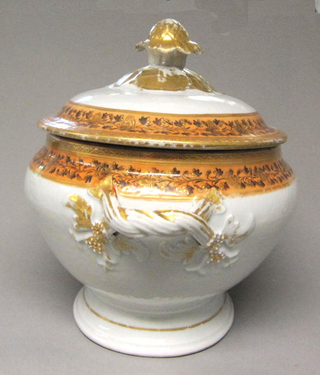 1964.1254.002 Porcelain tureen handle