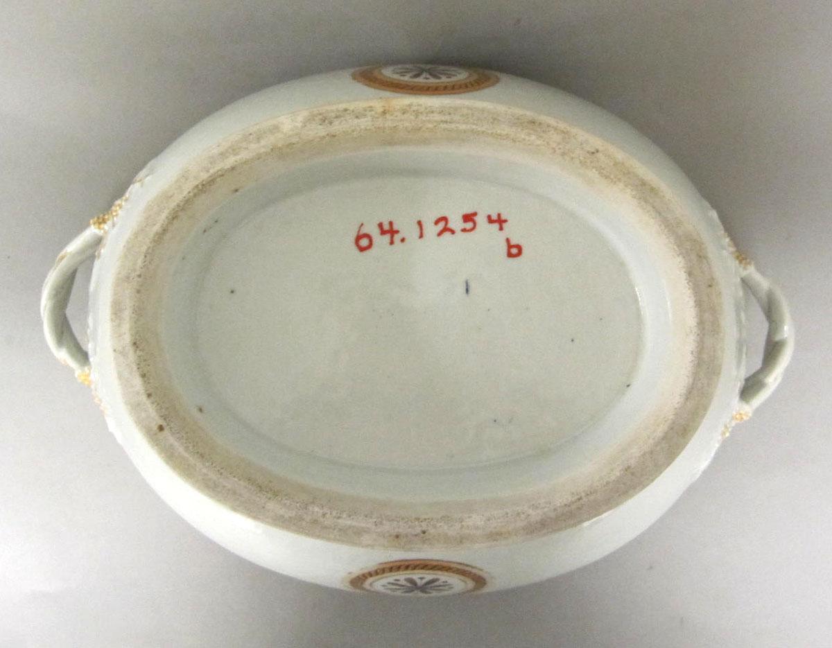 1964.1254.002 Porcelain tureen underside