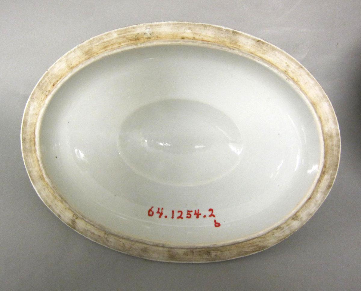 1964.1254.002 B Porcelain tureen underside