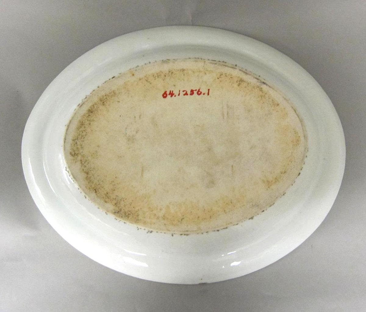 1964.1256.001 Porcelain platter underside