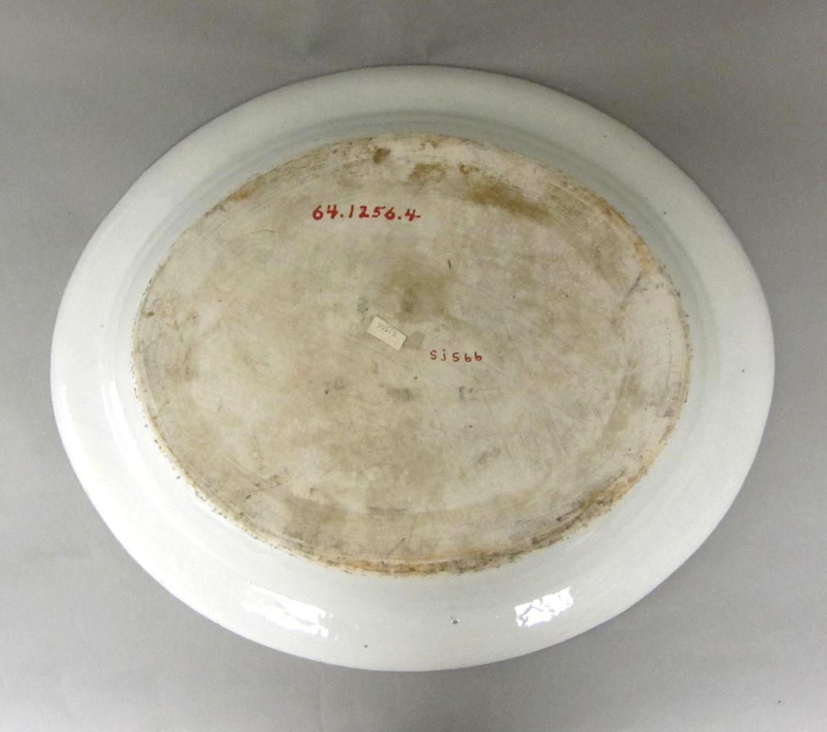 1964.1256.004 Porcelain platter underside