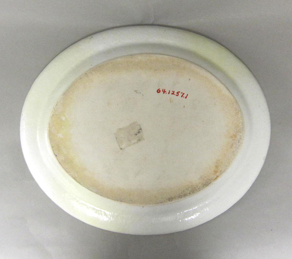 1964.1257.001 Porcelain platter underside