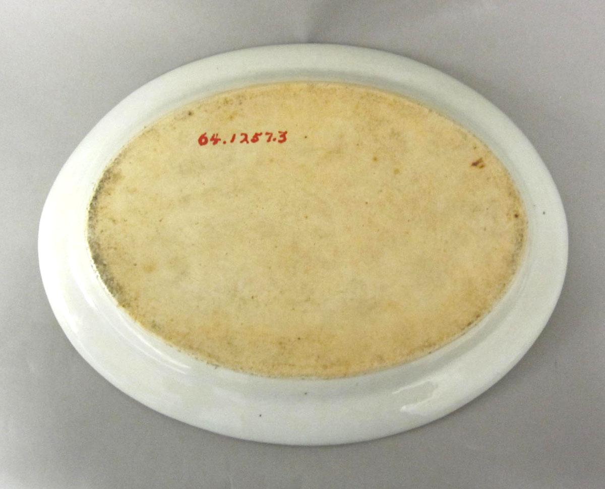 1964.1257.003 Porcelain platter underside
