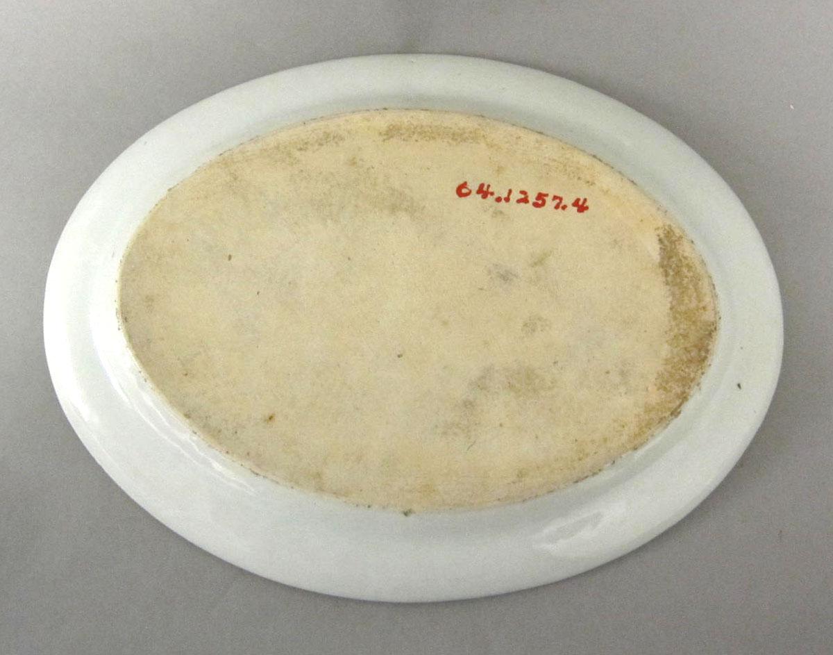 1964.1257.004 Porcelain platter underside
