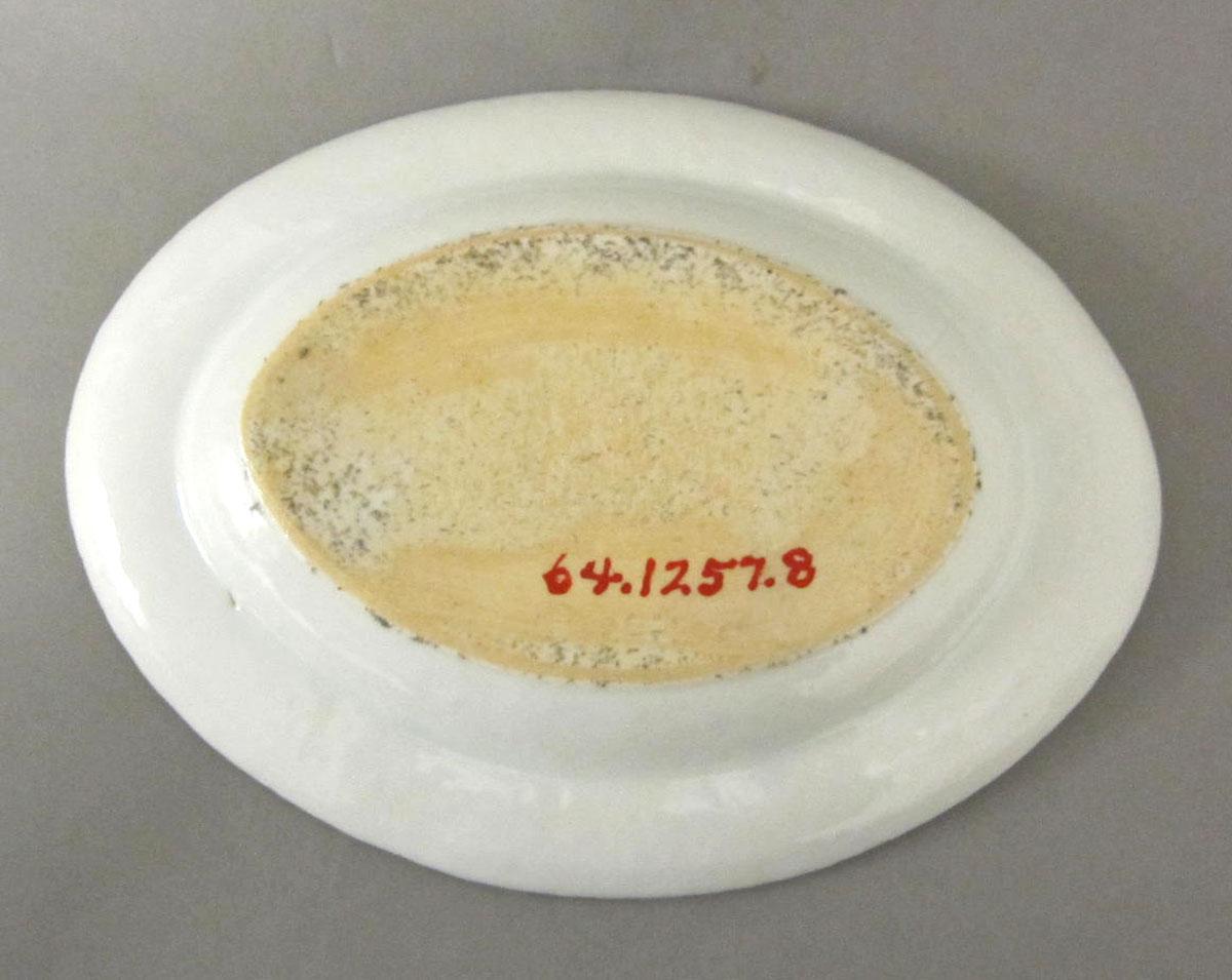1964.1257.008 Porcelain tray underside