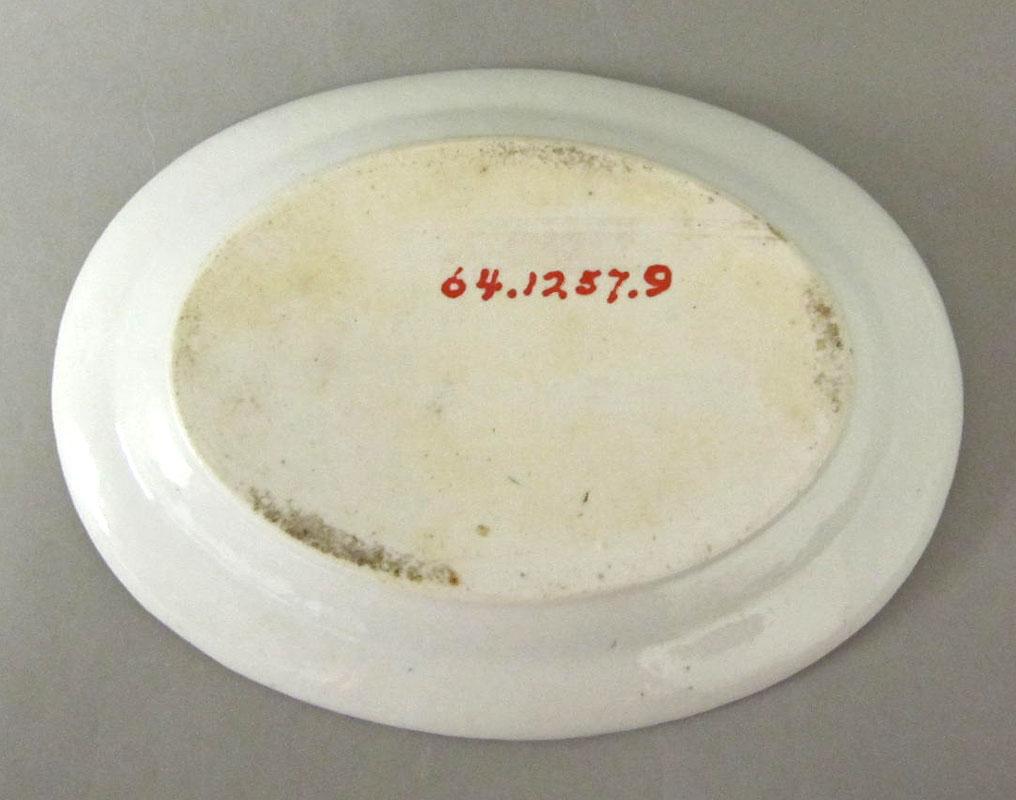 1964.1257.009 Porcelain platter underside retake