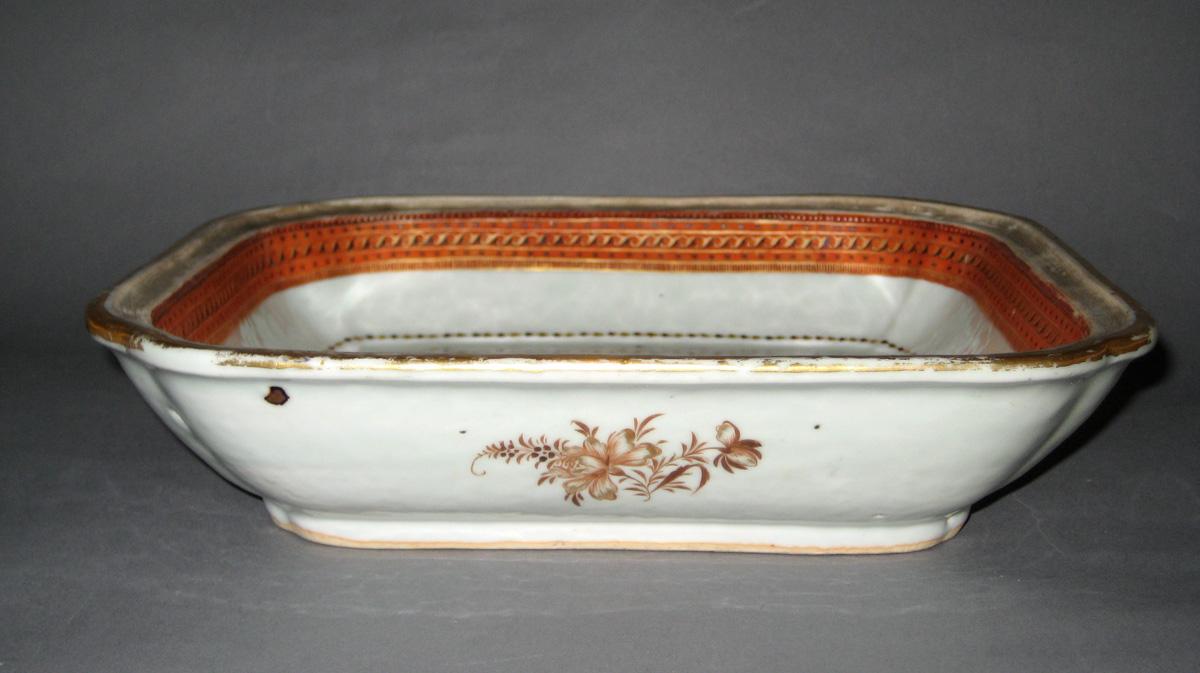1964.1257.010 A Porcelain Dish side view