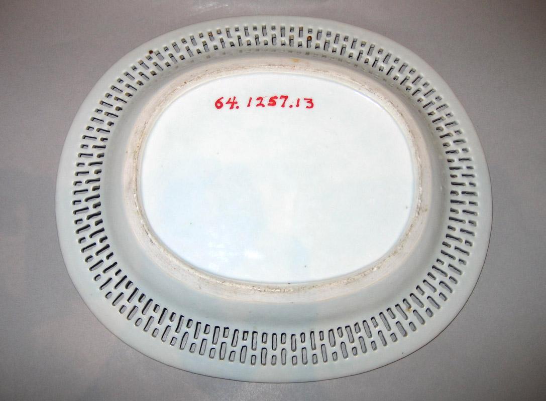 1964.1257.013 Dish or stand underside