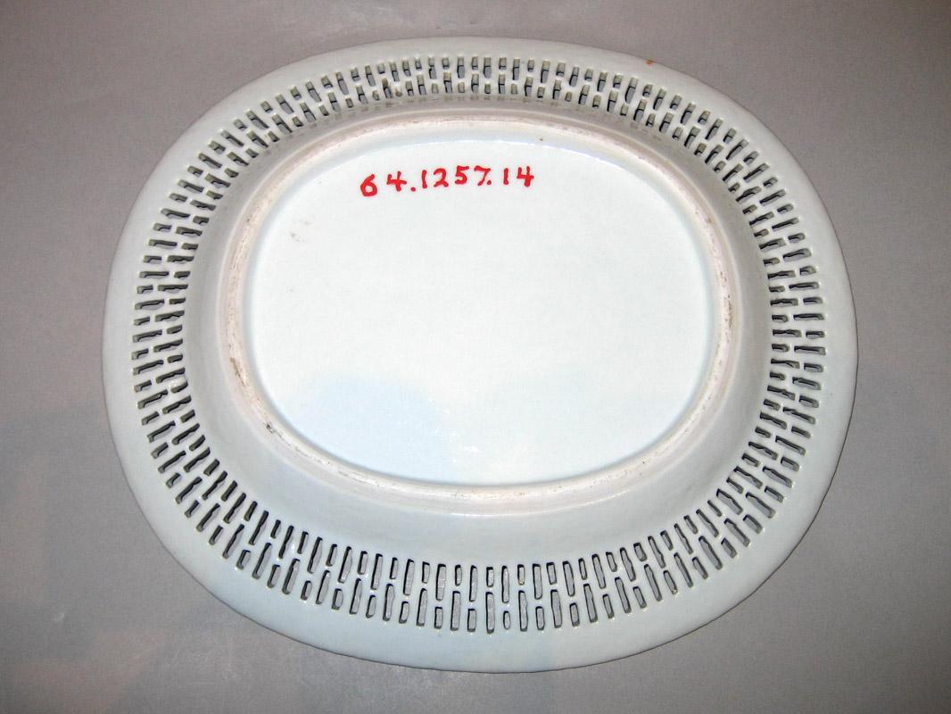 1964.1257.014 Dish or stand underside