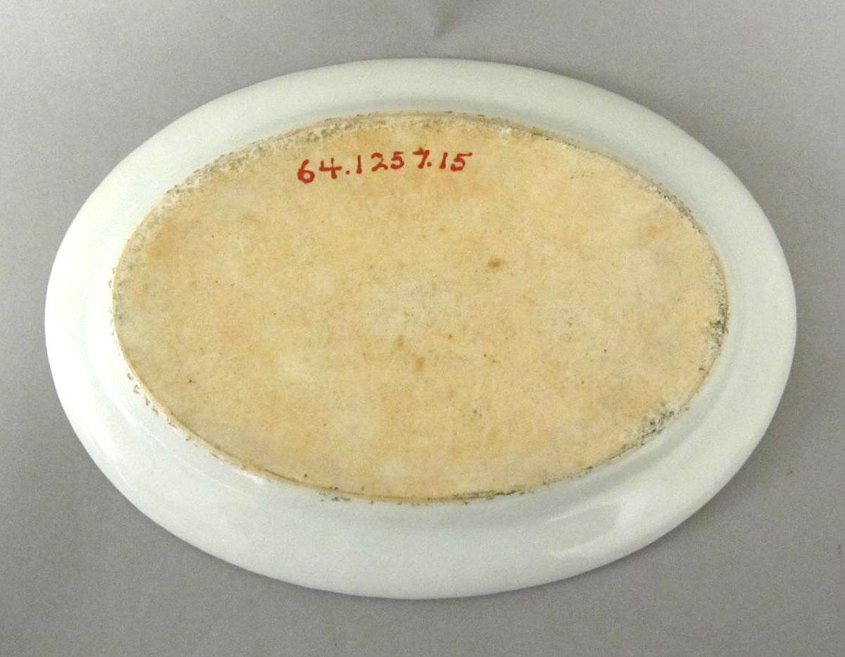 1964.1257.015 Porcelain platter underside