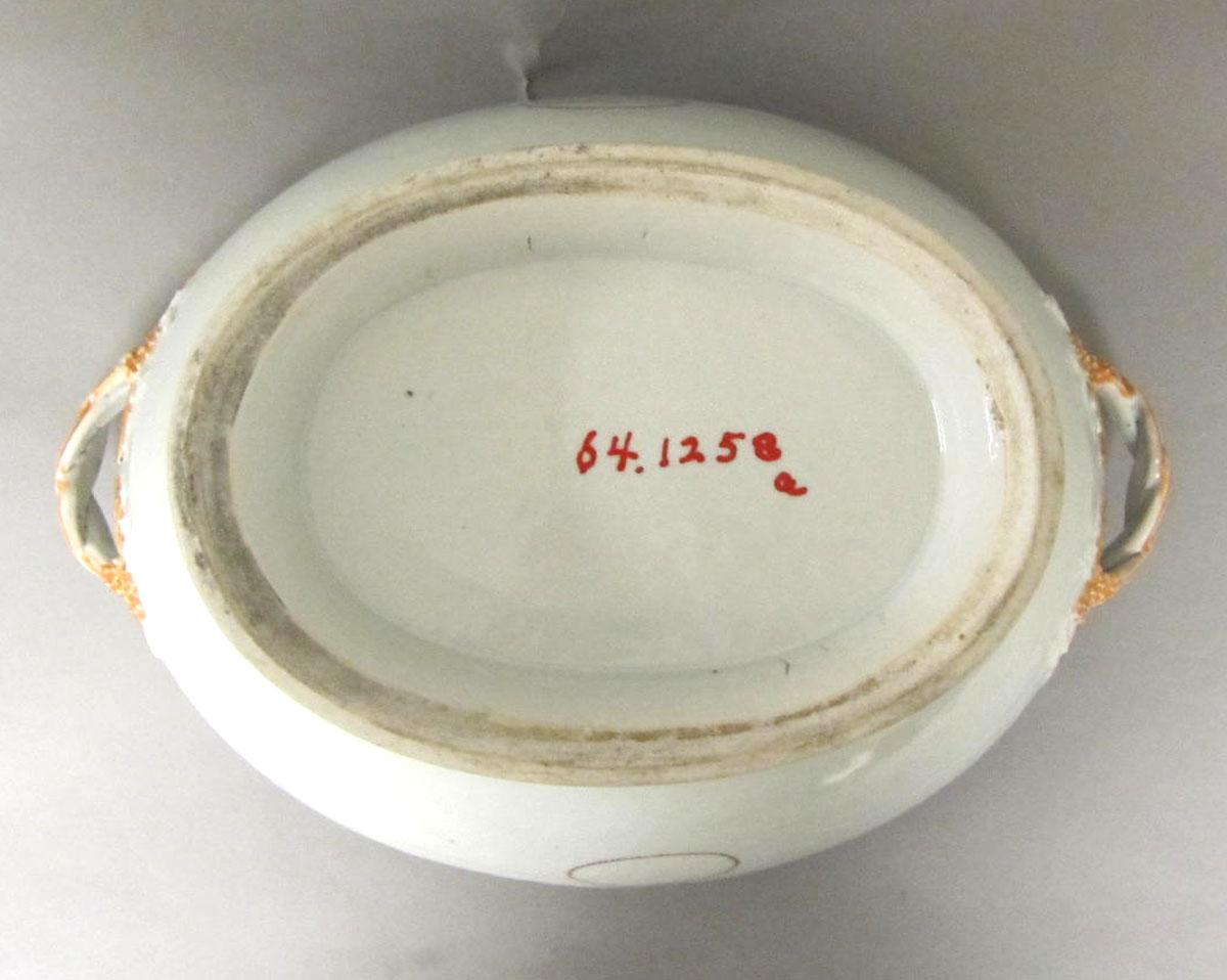1964.1258 A Porcelain tureen underside