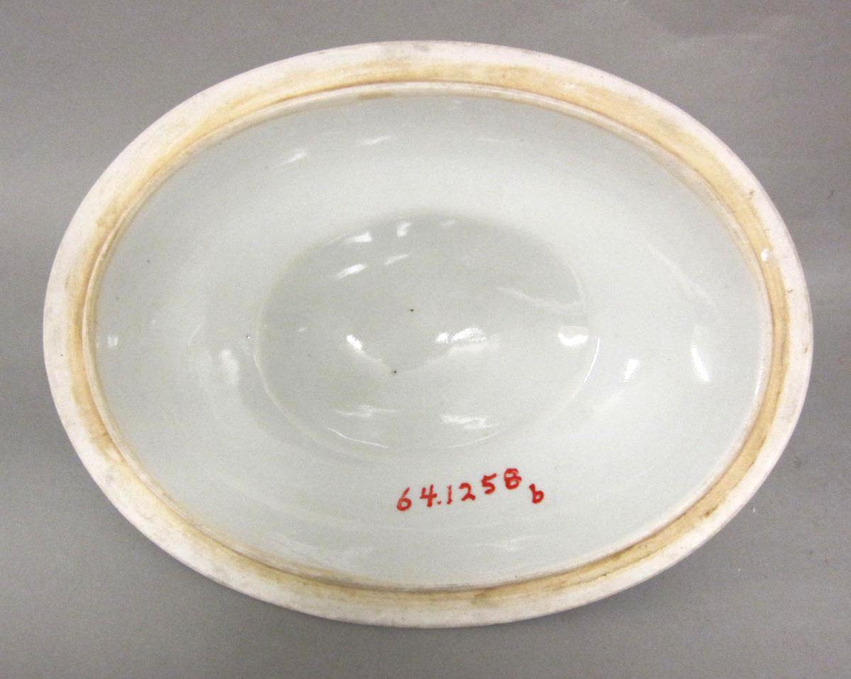 1964.1258 B Porcelain tureen underside