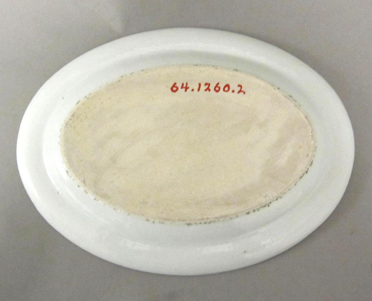 1964.1260.002 Porcelain platter underside
