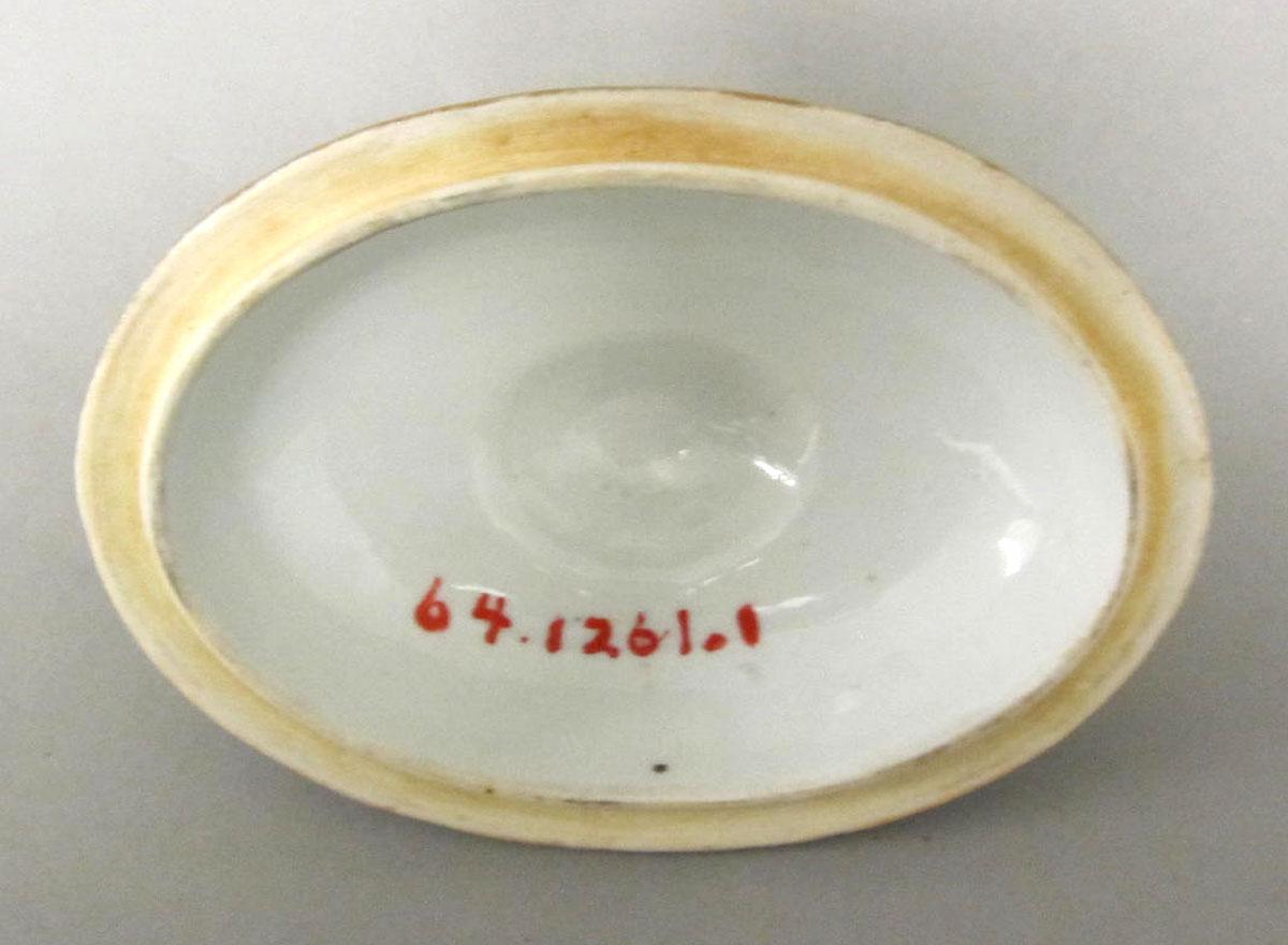 1964.1261.001 Porcelain tureen cover underside