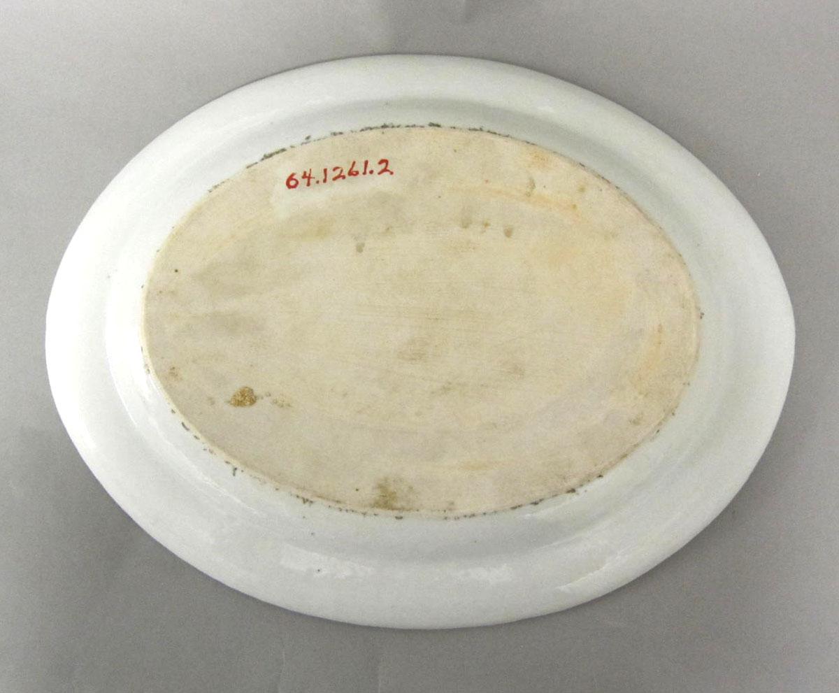 1964.1261.002 Porcelain platter underside