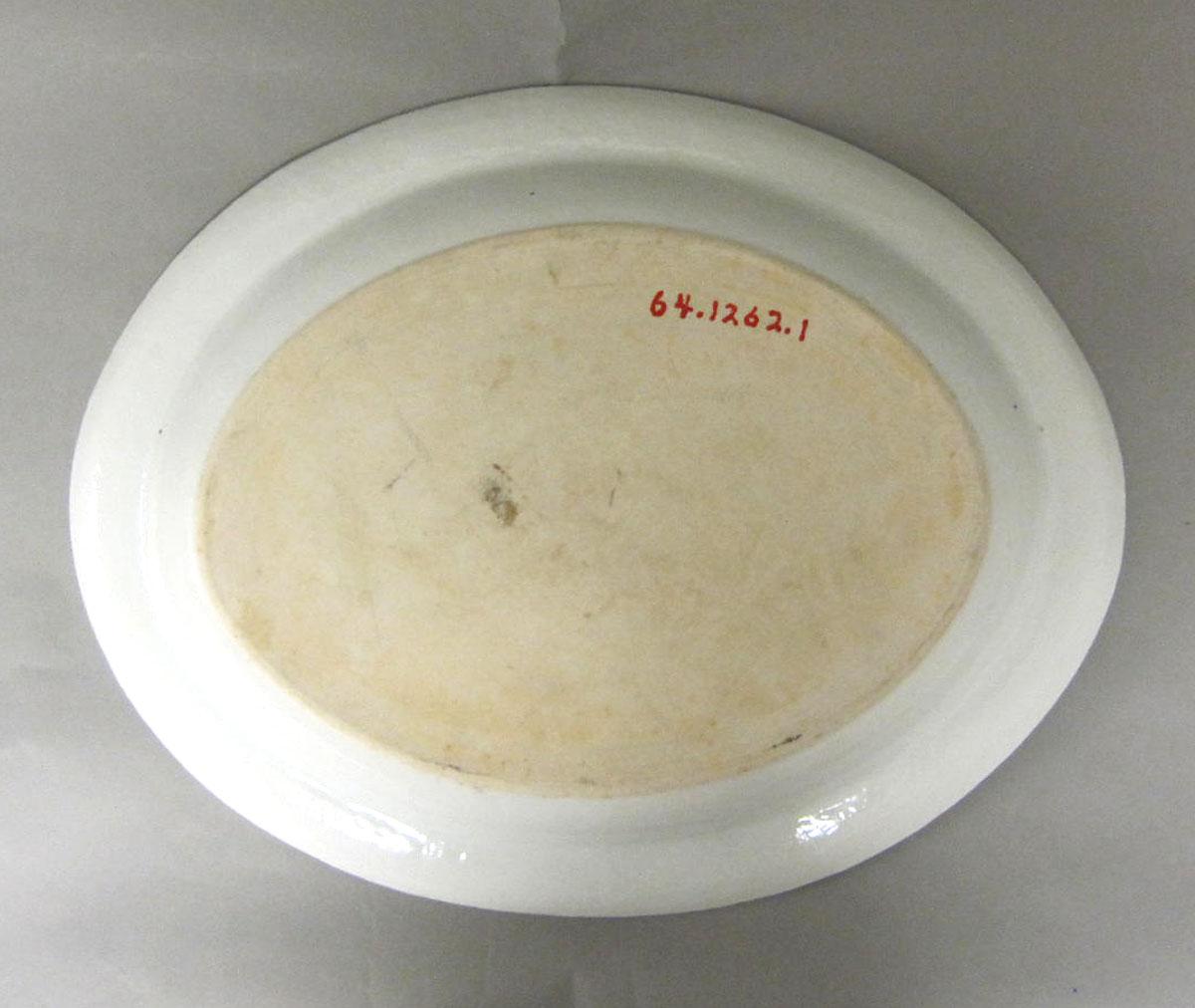 1964.1262.001 Porcelain platter underside