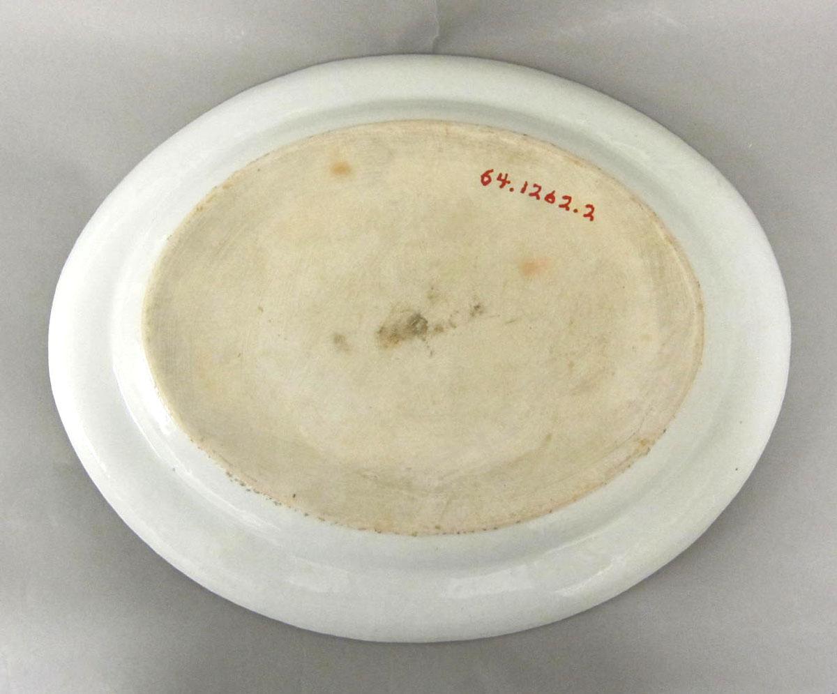 1964.1262.002 Porcelain platter underside