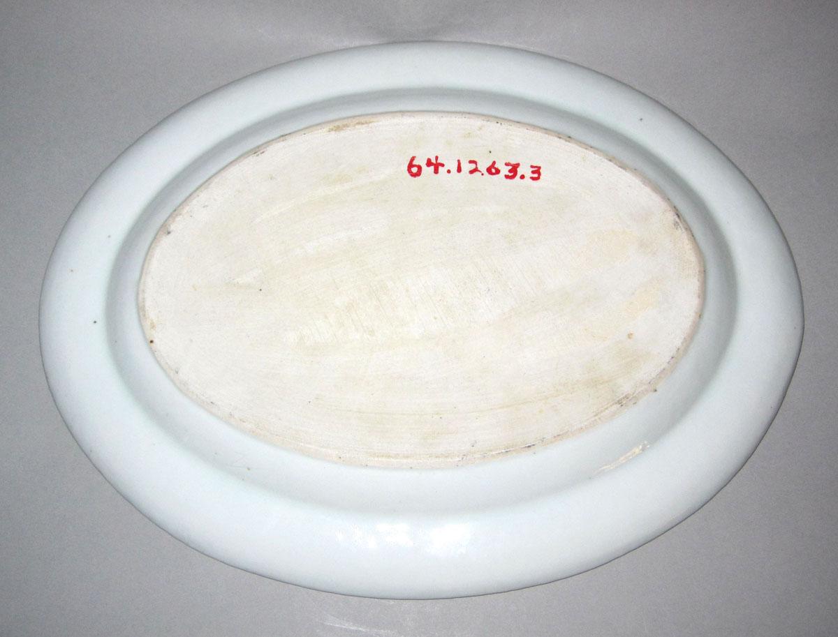 1964.1263.003 Porcelain platter underside