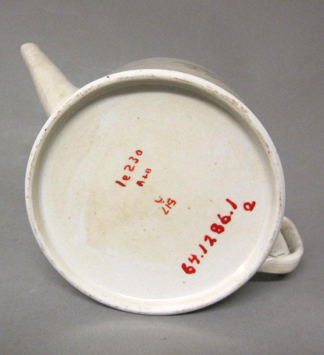 1964.1286.001 A,B Porcelain teapot underside