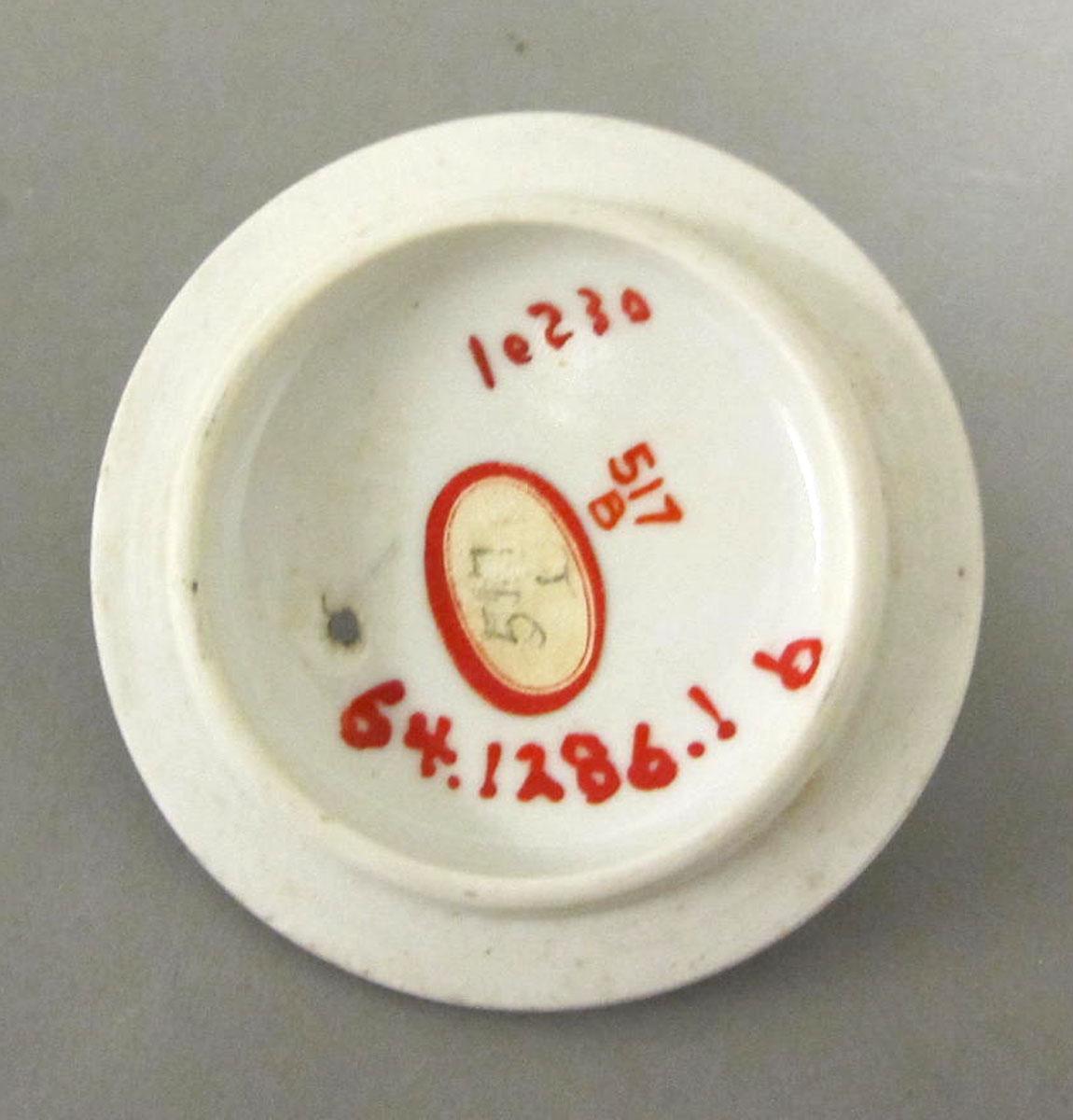 1964.1286.001 B Porcelain teapot underside