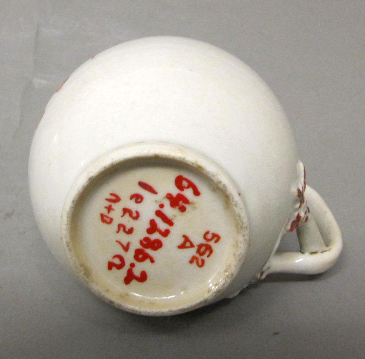 1964.1286.002 A Porcelain jug and cover underside
