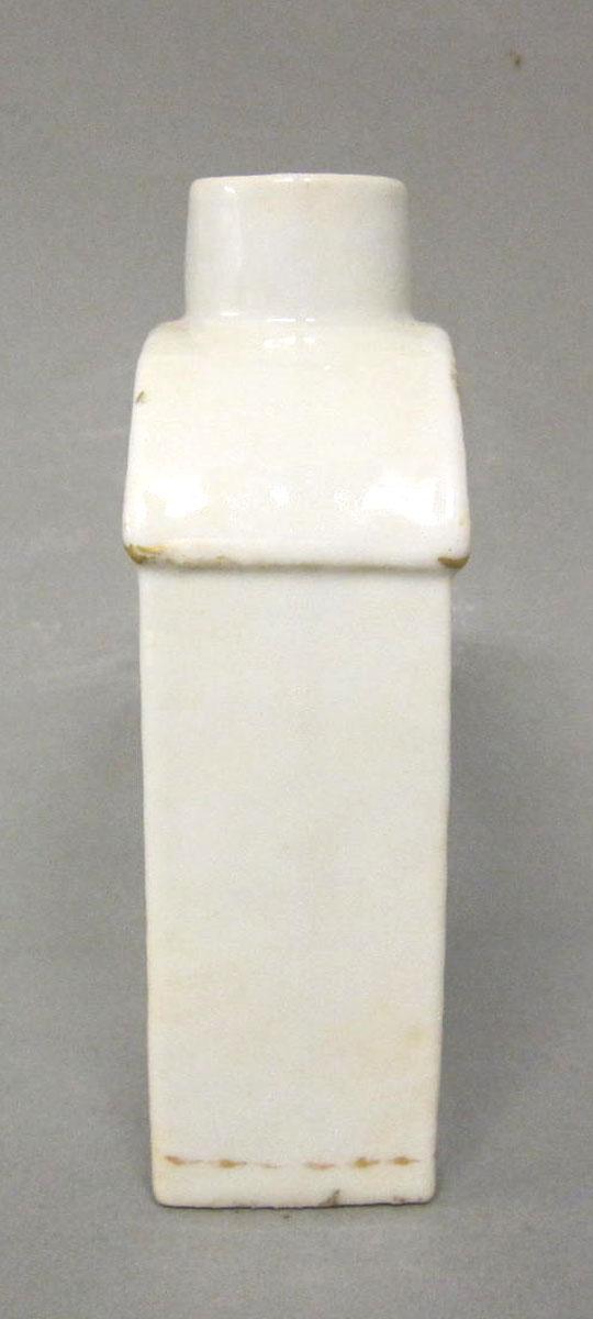 1964.1286.003 Porcelain tea cannister side