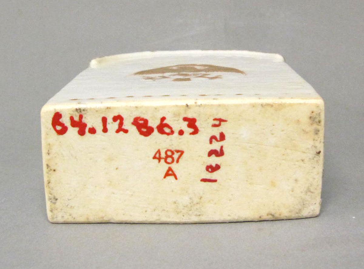 1964.1286.003 Porcelain tea cannister underside