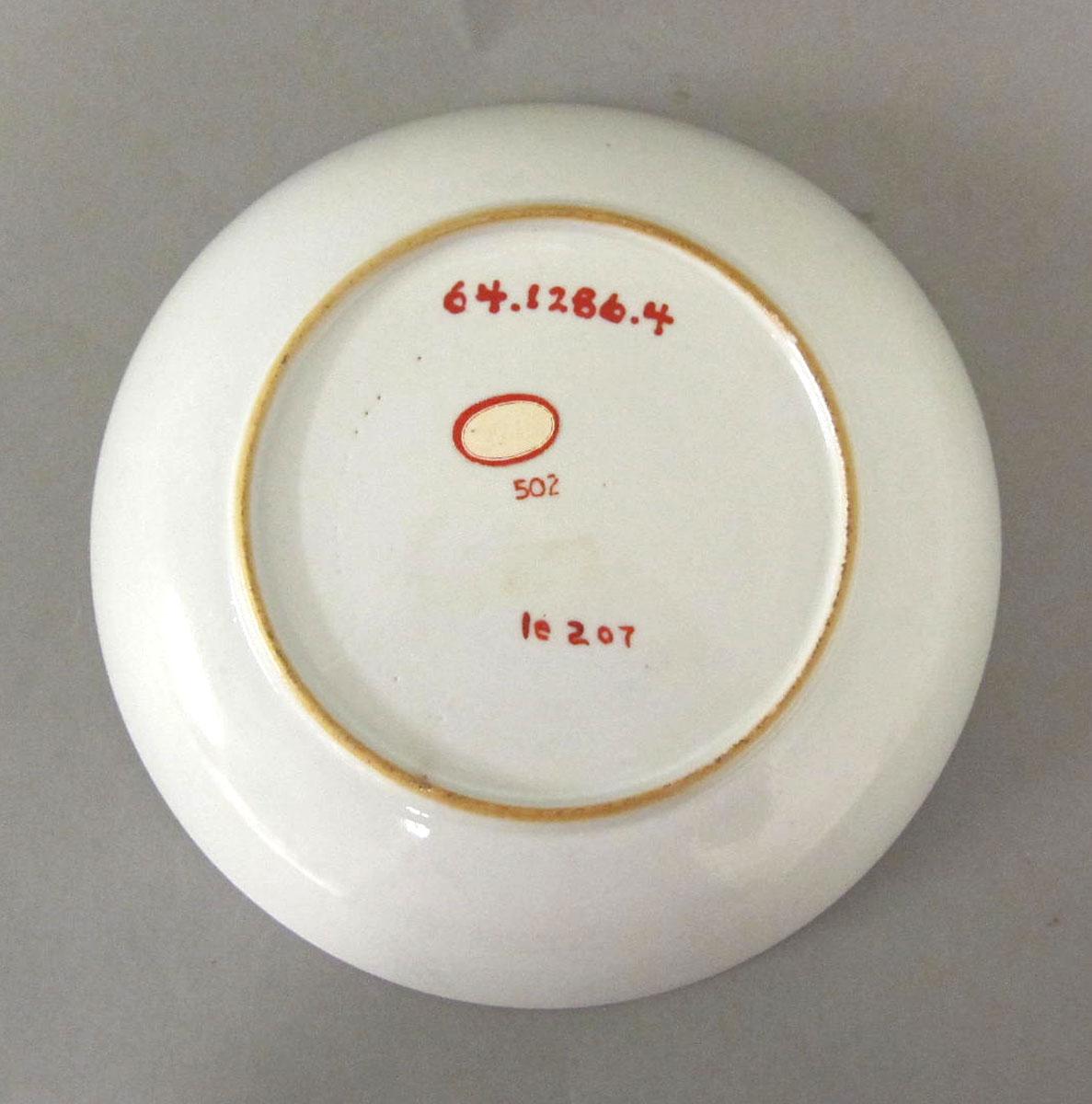 1964.1286.004 Porcelain dish underside