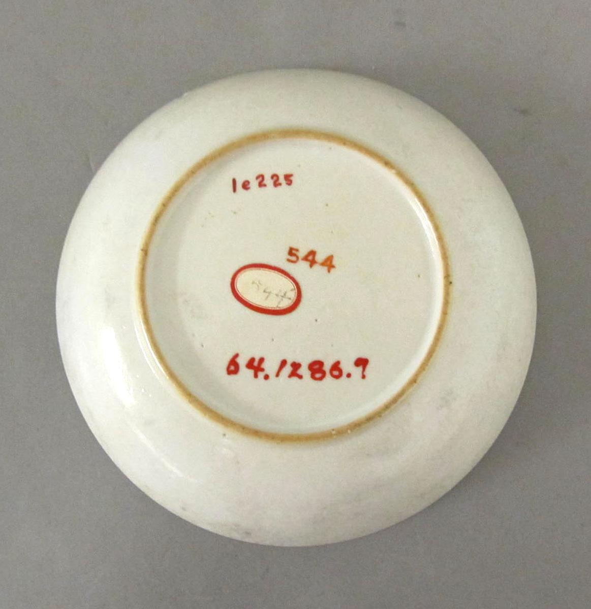 1964.1286.007 Porcelain saucer underside