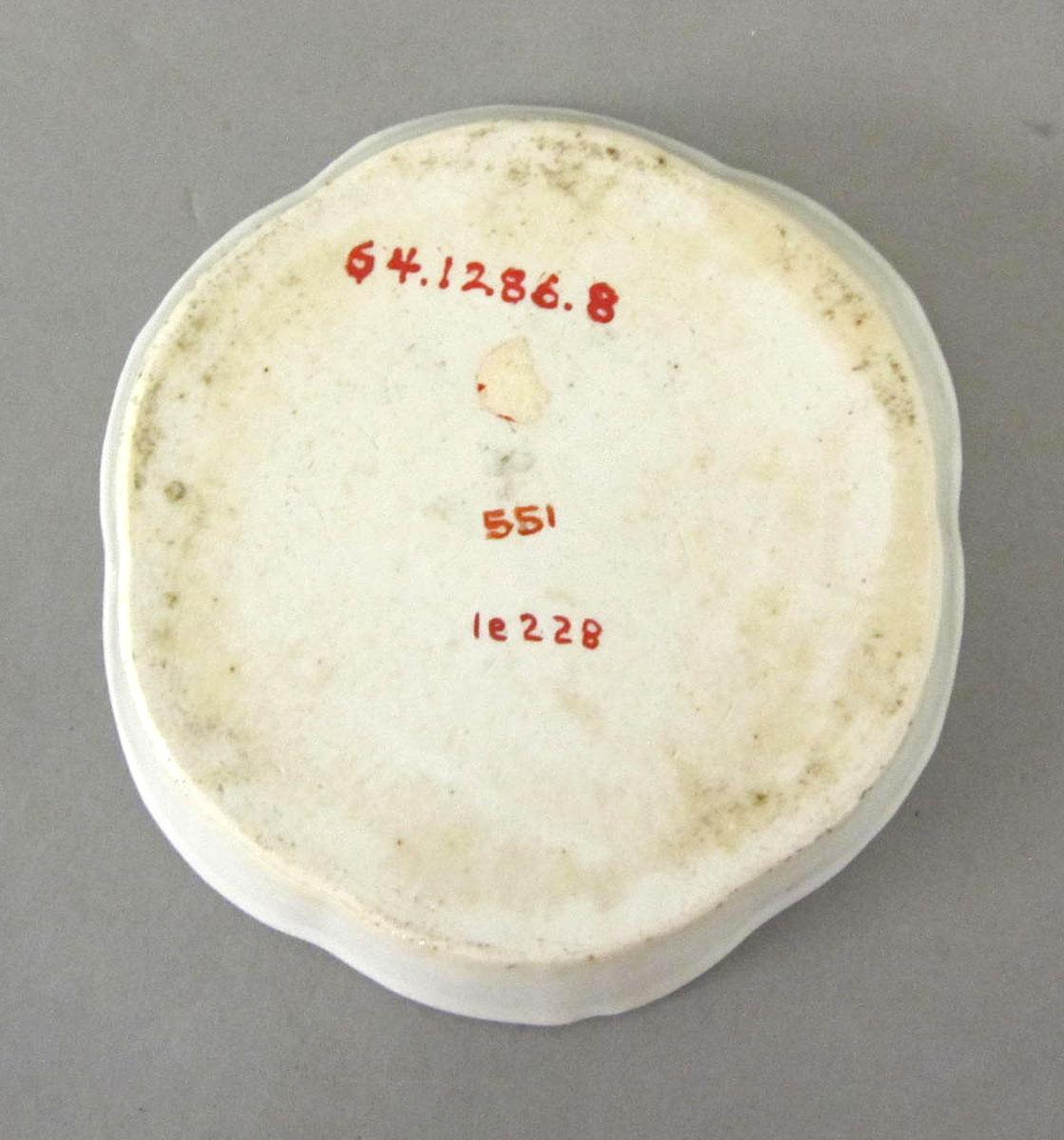 1964.1286.008 Porcelain teapot stand underside