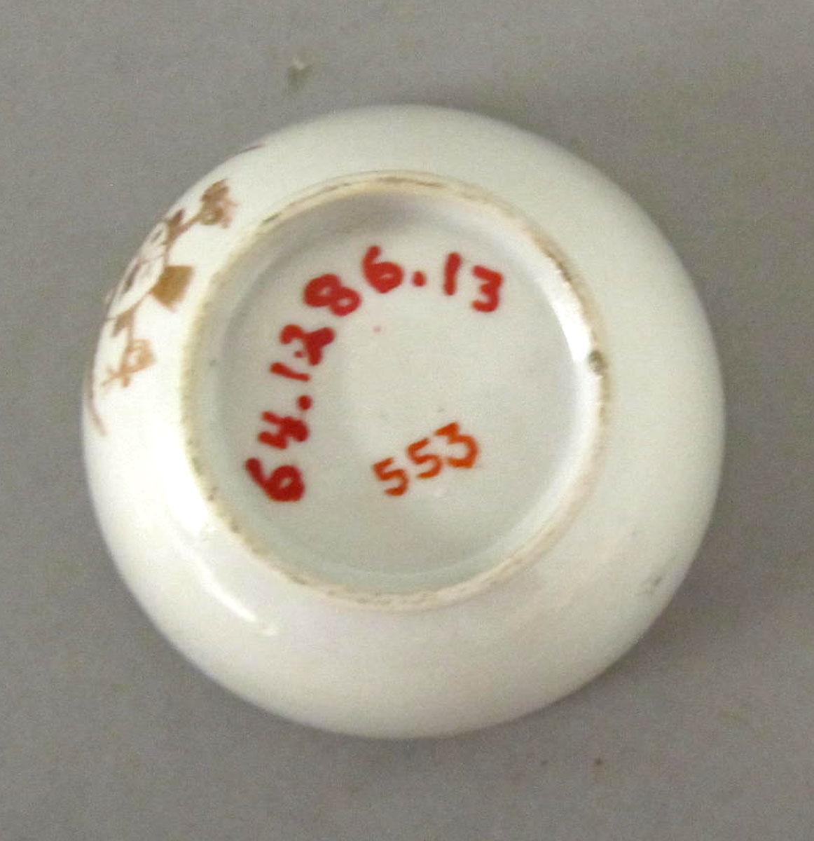 1964.1286.013 Porcelain teabowl underside