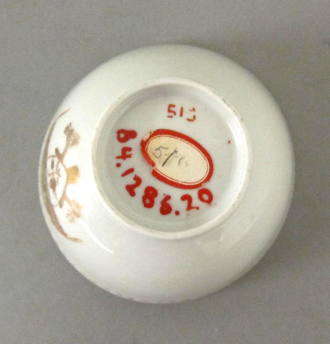 1964.1286.020 Porcelain teabowl underside