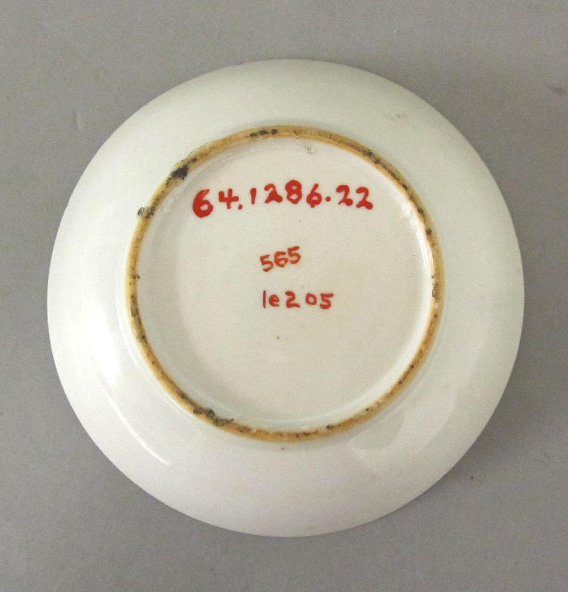1964.1286.022 Porcelain saucer underside