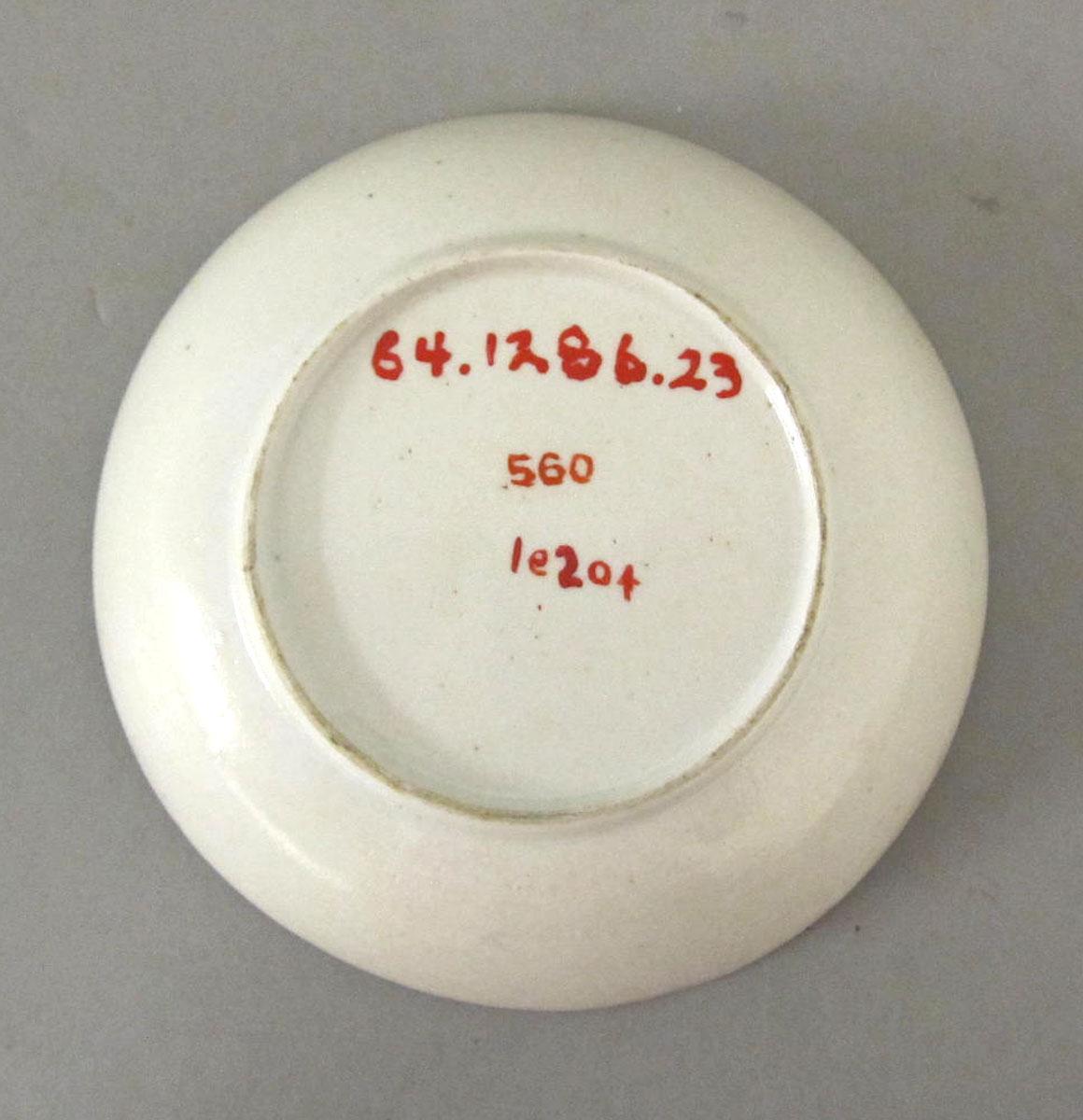 1964.1286.023 Porcelain saucer underside
