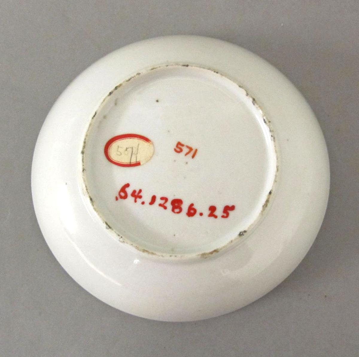1964.1286.025 Porcelain saucer underside