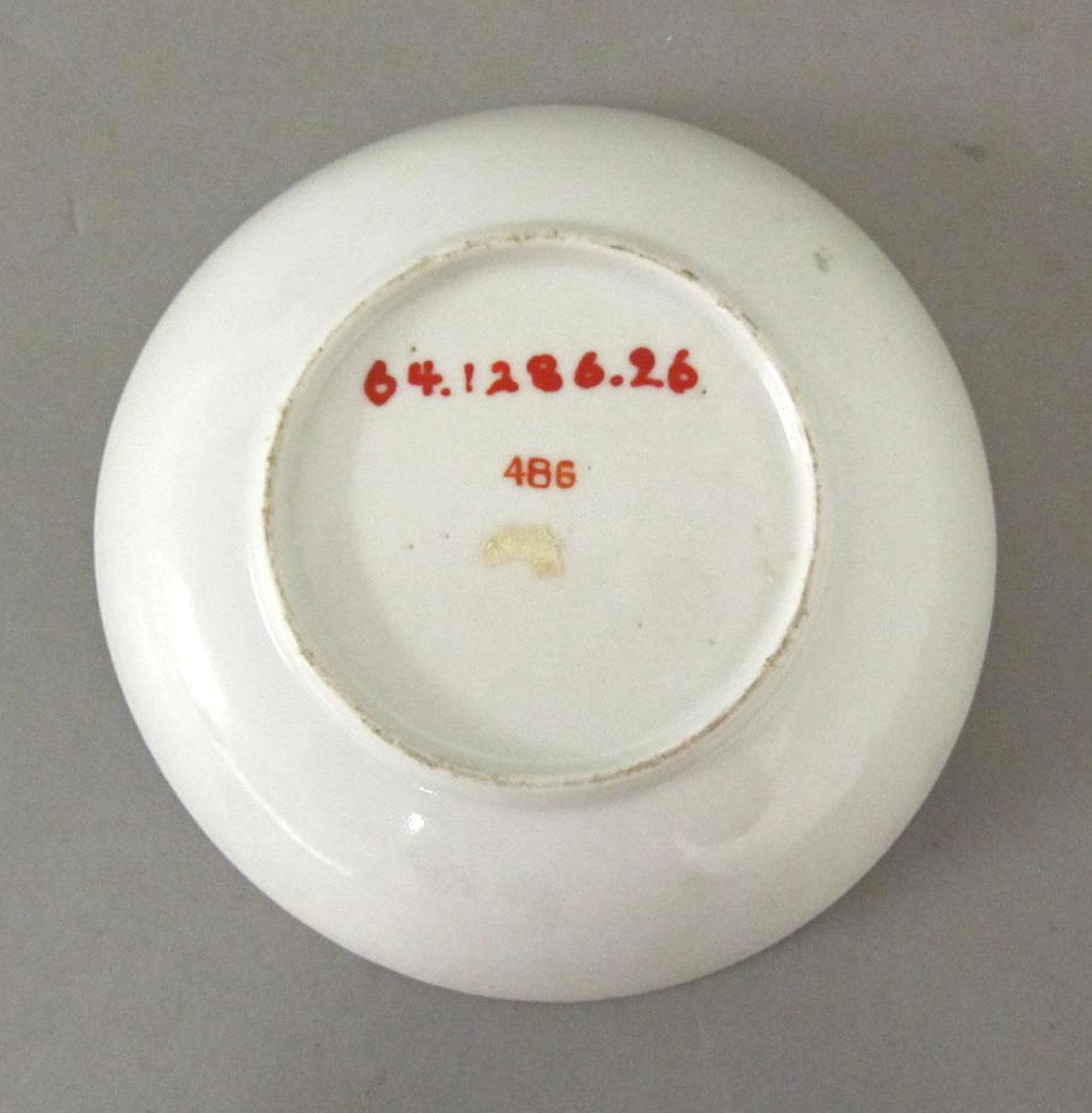 1964.1286.026 Porcelain saucer underside