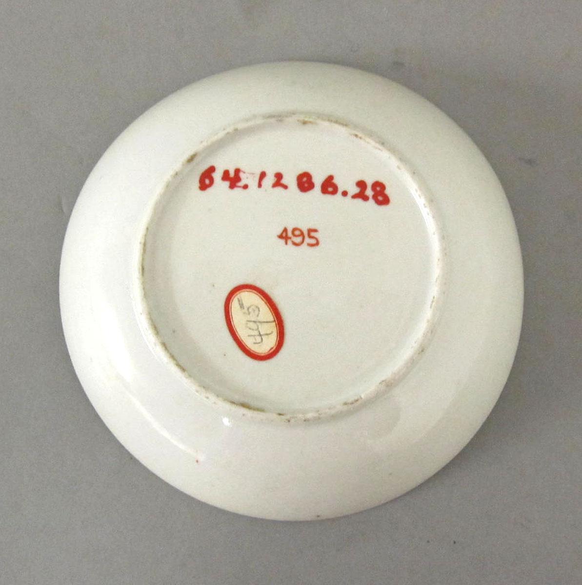 1964.1286.028 Porcelain saucer underside