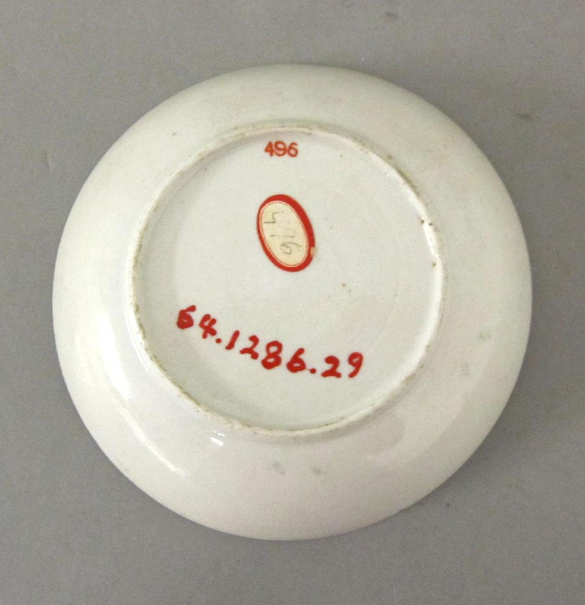 1964.1286.029 Porcelain saucer underside