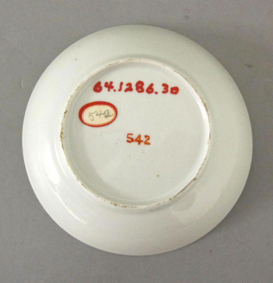 1964.1286.030 Porcelain saucer underside