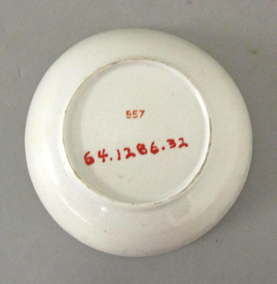 1964.1286.032 Porcelain saucer underside