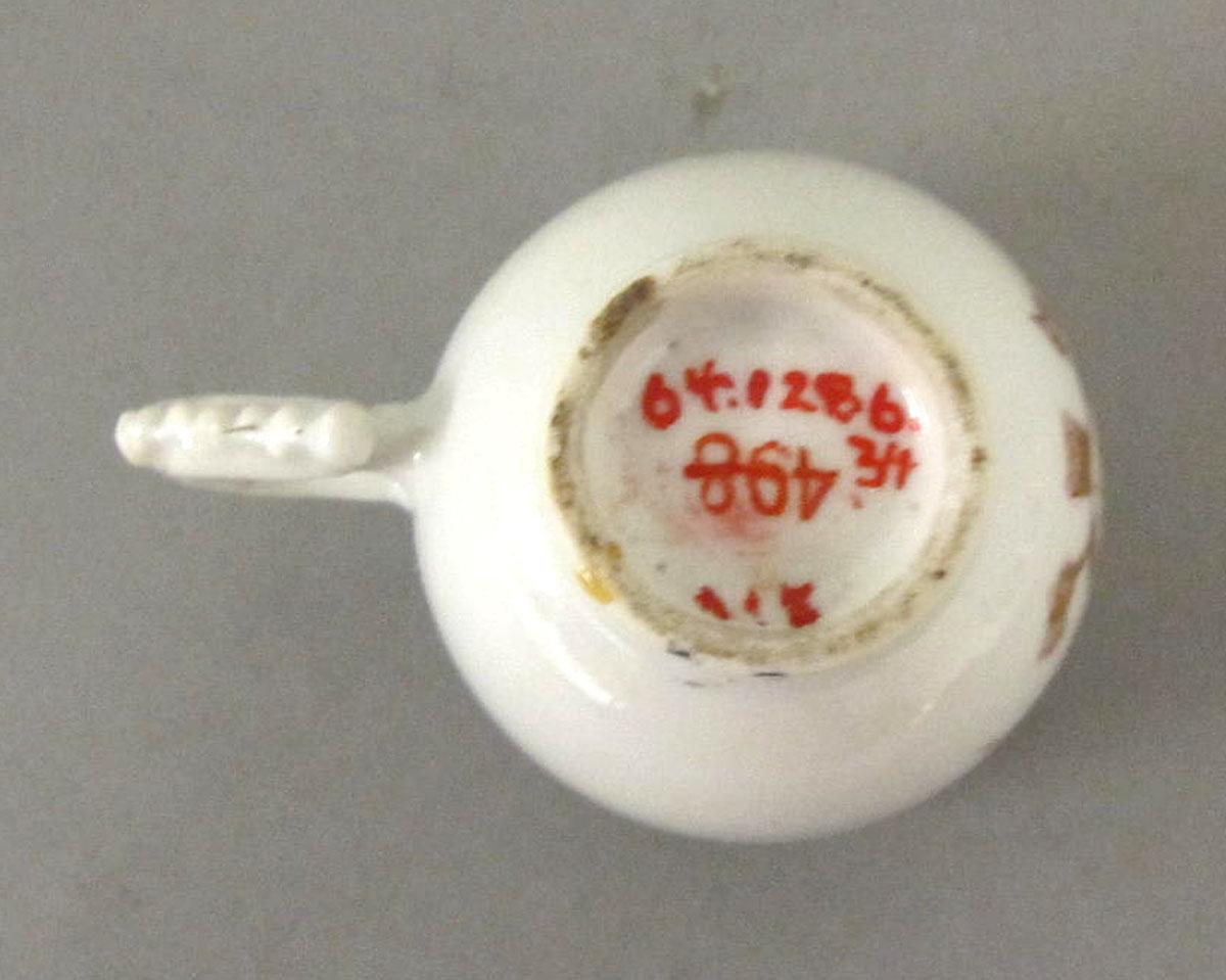 1964.1286.024 Porcelain coffee cup underside