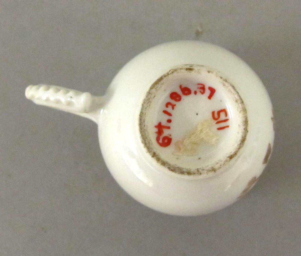 1964.1286.037 Porcelain coffee cup underside