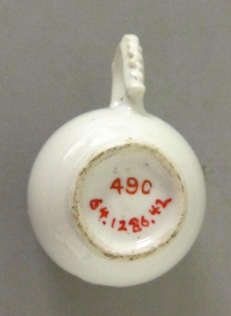 1964.1286.042 Porcelain coffee cup underside
