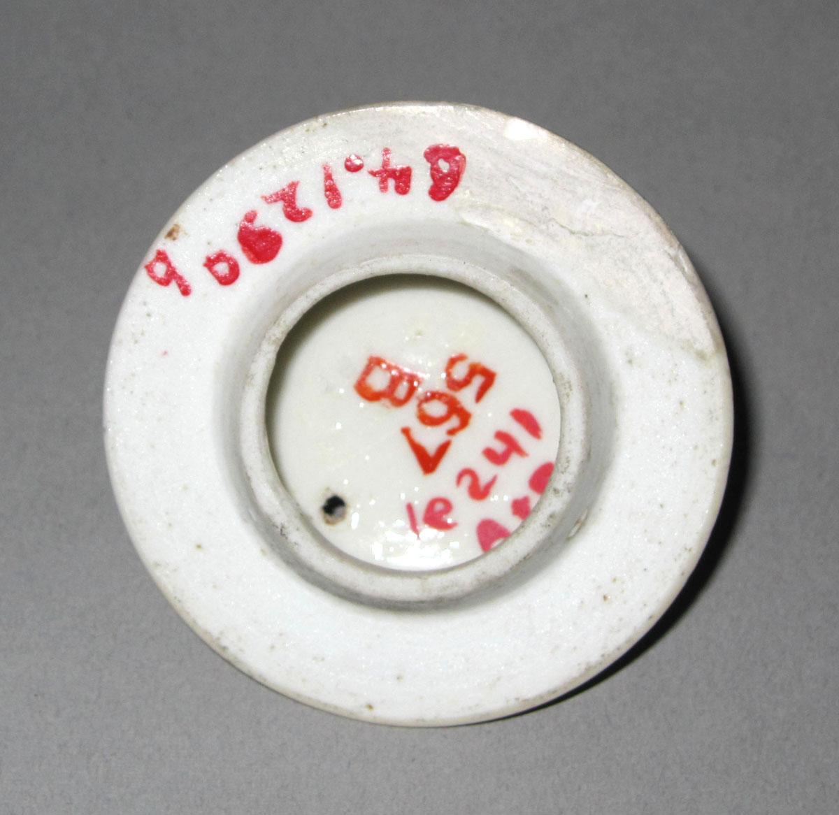 1964.1290 B Porcelain cover underside
