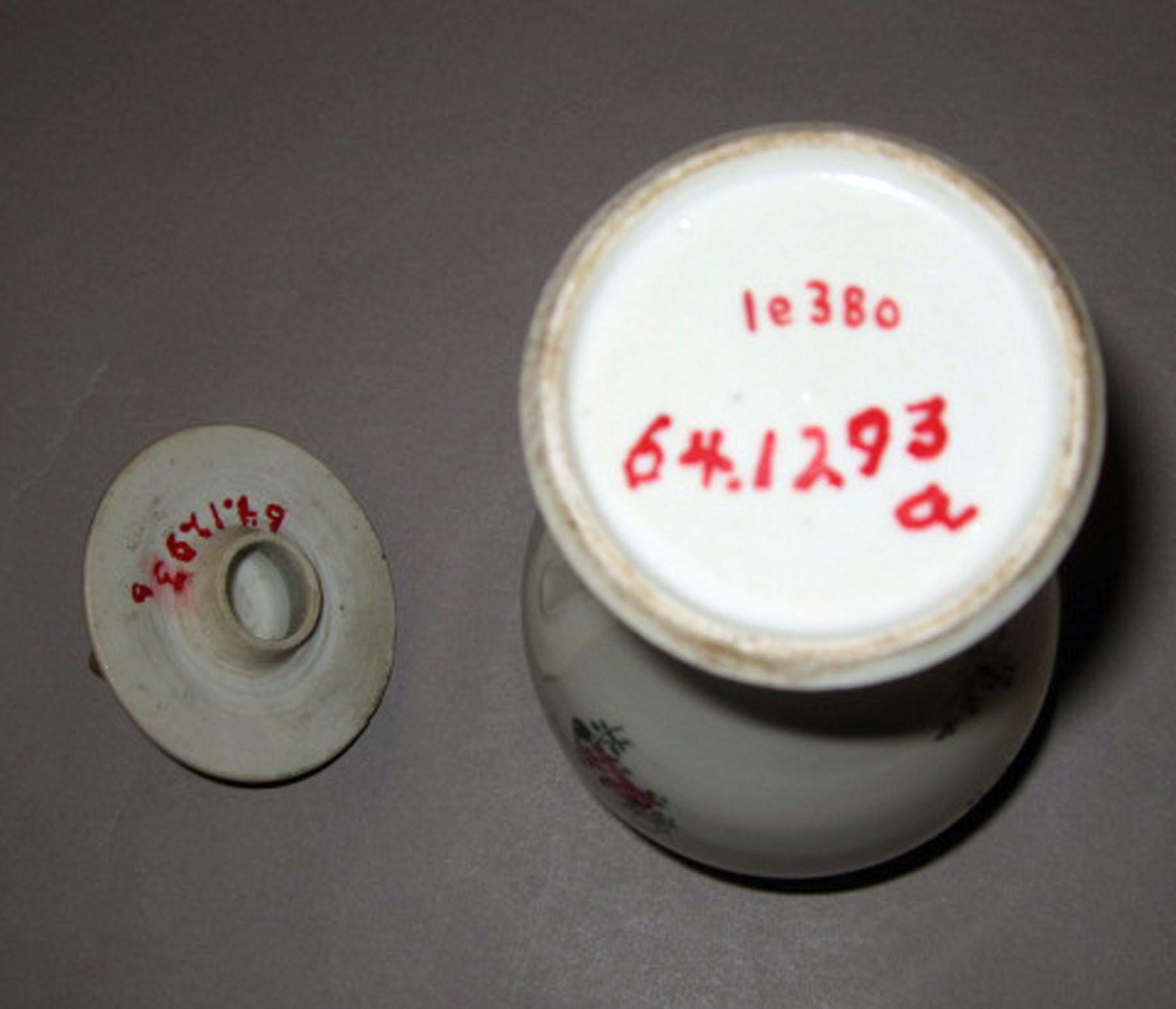 1964.1293 A, B Porcelain vase (underside)